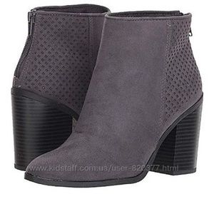 American Eagle Gary velvet boots block heels has a zipper at the back